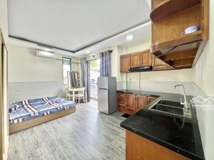 cho thuê studio 3ng2xe 30m full nt, balcon ngay vòng xoay dân chủ, toà nhà viettel cầu lê văn sỹ