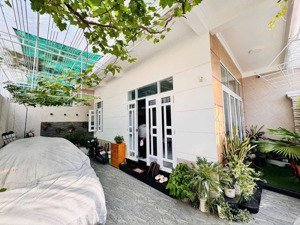 bán nhà 3 tầng hẻm ô tô nguyễn biểu gần biển vĩnh hải, có sẵn gara ô tô trong nhà