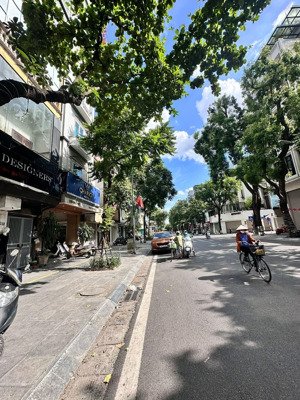 phố huế -hai bà trưng.siêu phẩm mặt phố víp, vỉa hè rộng vị trí siêu đắc địa,chủ cực gấp giá đầu tư