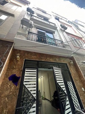 cầu diễn 35m2 - 5tầng - ô tô đỗ cổng - nhỉnh 6x tỷ - thiết kế 5 tầng 4 ngủ
- ngõ nông ô tô đỗ cổng