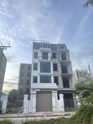 bán lô shophouse mặt đường đôi vào sân golf đồng mô