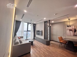 chính chủ cần bán gấp căn 2pn toà mipec xuân thuỷ, tầng trung, giá tốt . lh 