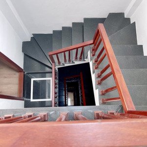 hiếm nhà 5 tầng 30m2 ngõ thông ngay sát chợ việt hưng long biên ô tô tránh đỗ ngay nhà 5.95 tỷ