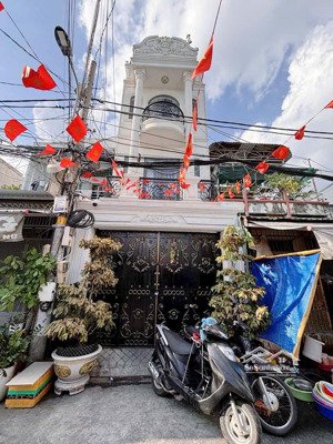 nhà đẹp đường rộng 7m ờ văn cao. ngang 4m dài 20m. nhà 1 trệt 2 lầu 1 sân thượng. giá 9,9 tỷ tl.