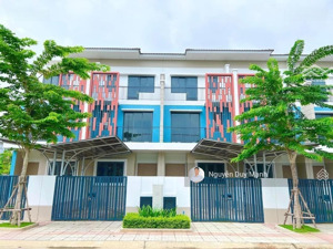 bán nhà view công viên vị trí đẹp kđt suncasa central vsip ii bình dương giá 3tỷ59/100m2/3tầng full