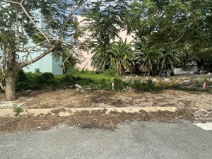 bán lô đất đường d2 kdc long hậu. đối diện trường liên cấp 1-2-3. dt: 5m x 18m, sổ đỏ riêng.