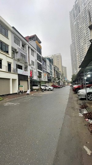 chính chủ cho thuê nhà lk văn khê 82.5m2 thô, có nền cửa điện nước, giá 10tr/tháng