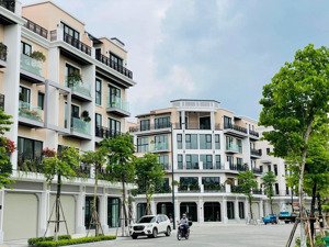 bán căn góc 97m2 hướng đn giá 50.5 tỷ bao thuế phí, full nội thất thang máy xịn