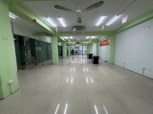cho thuê sàn văn phòng 200 m2/tầng, sàn thông, mặt tiền 12m, chỗ để xe thoải mái