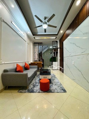 nhà đối diện aeon long biên 5 tầng, full nội thất đẹp diện tích: 30m2 x 5 tầng nhà thiết