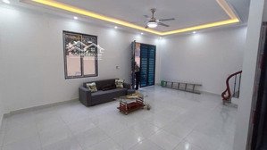 rẻ nhất phố giang biên - việt hưng.
nhà xây 4 tầng, 3 ngủ dân xây mới,