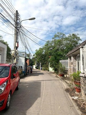 bán đất tặng nhà cấp 4 kiên cố rẻ nhất khu, 7x23m nhỉnh 3 tỷ, đường oto tránh nhau thông gần trường