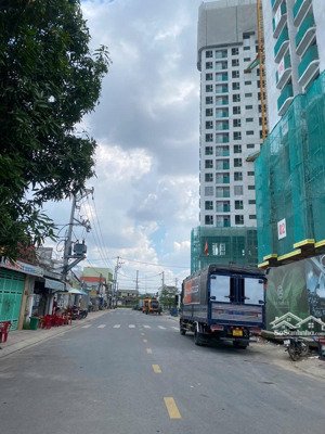 bán nhà 2 tầng rẻ đẹp 67m2(4,5x15) sát bờ sông thoáng mát ngay chung cư đang xây the emeradl 68