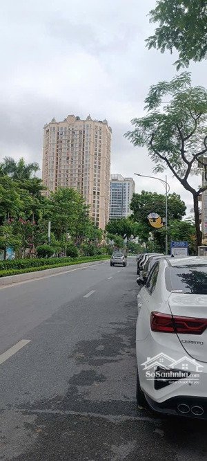 bán nhà mặt phố lạc long quân_ tây hồ .đoạn vỉa hè rộng,kinh doanh .diện tích gần 200m.chào:78 tỷ