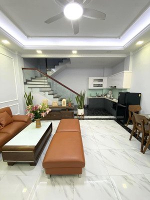 cho thuê nhà nguyên căn phú diễn. 45m2 x 5 tầng. full nội thất vào ở ngay