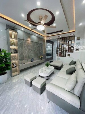 miễn chê, nhà 5 tầng mới tinh, ngay gần phố xuân thuỷ trung tâm cầu giấy sầm uất, sát phố, 2 thoáng