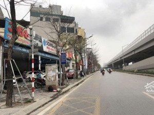 chính chủ bán nhà 3 tầng phố phạm văn đồng - cầu giấy. dt 198m2; mt 8m. giá 28,5 tỷ. ngõ thông rộng