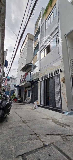 nhà mới xây còn thơm mùi sơn gần chợ