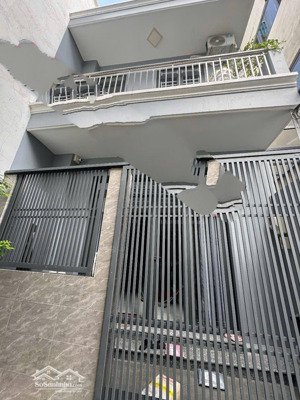 gấp bán nhà 2 tầng đường 185 phước long b