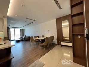 tôi cần bán gấp căn hộ ở tòa n03t8 khu ngoại giao đoàn, xuân đỉnh dt 83m2, 3pn căn góc. giá 6,3 tỷ