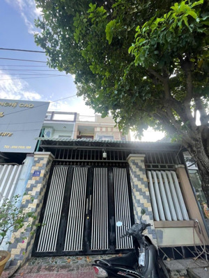 chủ đi nước ngoài nhượng lại nhà 2 tầng kiên cố. gần chợ vĩnh điện. để lại toàn bộ nội thất.