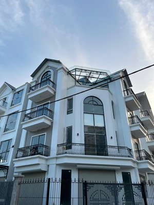 cho thuê nhà văn phòng hoàng mai 180m2/ 2 tầng thang máy điều hòa lô góc mới hoàn thiện