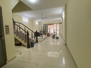 cho thuê văn phòng kho 400m2 thang máy điều hòa ô tô tránh giá 25tr/ tháng