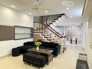 vị trí miễn bàn -- sát la casta văn phú -- nhà hoàn thiện đẹp -- k lỗi lầm