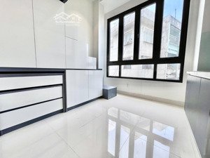cho thuê căn hộ dịch vụ dạng duplex cửa sổ siêu lớn siêu thoáng gần chợ bến thành,công viên 23/9..