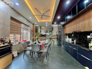 Giá 15,5 tỷ. Bán nhà 3 lầu đẹp. Góc 2 mặt tiền đường NGuyễn Ái Quốc. 5x32m. Sàn 430m2.