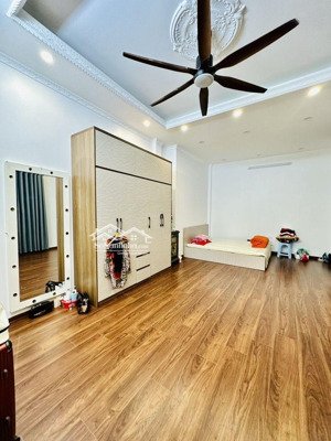 nhà thang máy 40m2, 9 tỷ tại bồ đề, long biên, hà nội