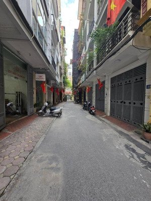 nhà phân lô ô tô tránh khu vip cầu giấy sát phố lớn - gần các trường đại học lớn của thủ đô