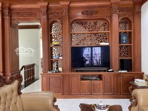 cần bán biệt thự đường số 8 khu cityland garden emart, dt: 9 x 20m. hoàn thiện gỗ đỏ