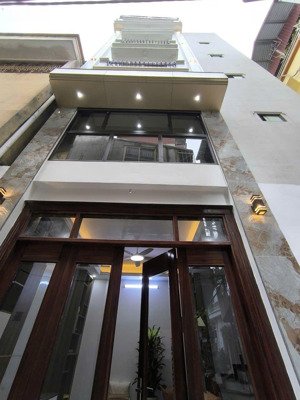 gần uỷ ban phường việt hưng,37m2 6tâng