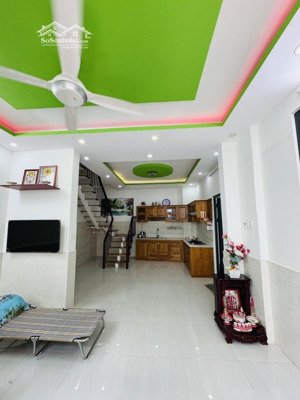 mới đẹp 2tầng ngang 6,5 giáp tên lửa aeon bt full nội thất chỉ 4,199t