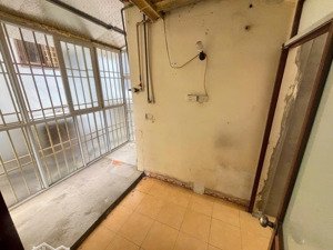 cần bán gấp căn hộ tập thể tầng 2 . tại 51 cảm hội .