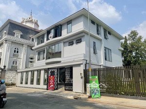 khan hiêm,chính chủ cần bán biệt thự đường nguyễn văn hưởng p.thảo điền quận 2.dt: 448m2 giá 99 tỷ.