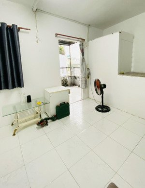 cần share phòng trọ trong nhà nguyên căn gần cách mạng tháng 8, quận tân bình