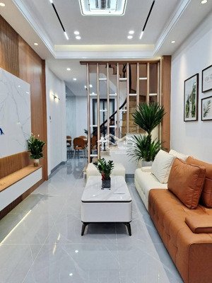 kim đồng, hai bà trưng. 6tầng. 10 mra oto tránh oto.mới koong. 38 m