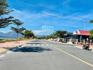 bán đất có sẵn 2 nhà cấp 4 đối diện công viên, sát đầm thuỷ triều