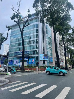 cần bán gấp building q1, góc 2 mặt tiền 1 hầm 7 tầng, 1800m2 sàn, dòng tiền 11 tỷ, gía: 100 tỷ