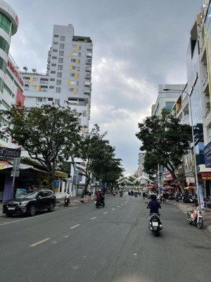 tòa nhà mt cao thắng, p.vườn lài. dt 8x18m, 6 tầng