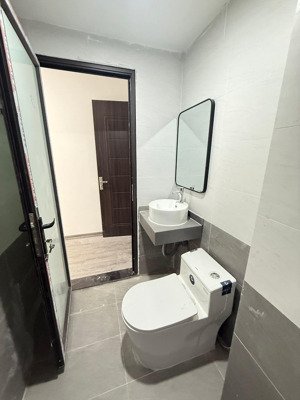 chủ cần bán gấp căn nhà nằm trong ngõ thịnh quang , thái thịnh , dt 27m , 5 tầng giá 6,5 tỷ !