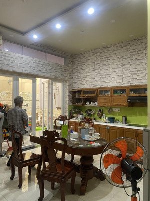 cần tiền bán gấp nhà mặt tiền đường 15 phường tân quy quận 7 :