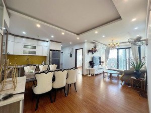 chính chủ gửi bán căn hộ 3pn 2wc 102m2 tầng trung đẹp, full nội thất đẹp tại chung cư green star