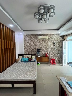 cho thuê mặt bằng hoặc phòng ở gia đình ngay mặt tiền phạm hùng. full nội thất. giá: 5tr/tháng.