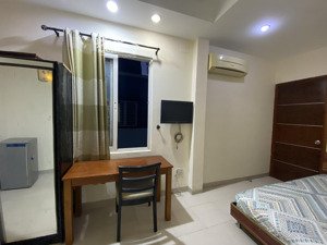 phòng đầy đủ tiện nghi. gần đài truyền hình và trường khoa học xã hội & nhân văn 150 mét