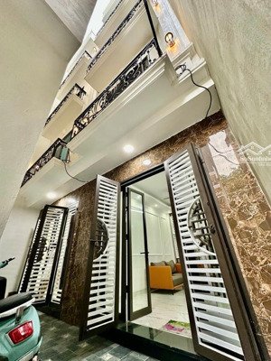 bán nhà vĩnh hưng, hm:30m,5 tầng, 3 pn, 6.75 tỷ, ngõ nông, gần phố