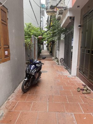 đất đẹp hiếm đường 2.5m ô tô nhỏ đỗ cửa ngõ phố trạm dt 40m2 . giá 7 tỷ