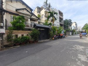 đường 8m vỉa hè đất: 11x23 vuông vức đ.dưowbg quảng hàm p5 gò vấp